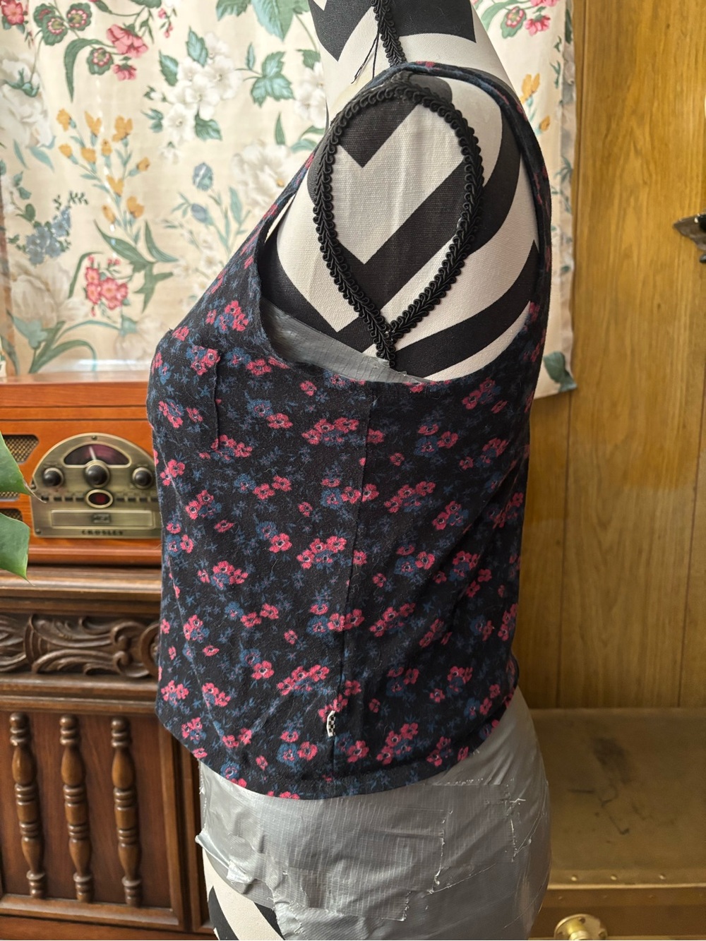 Floral V-Neck Tank Top - Picture 4 of 5